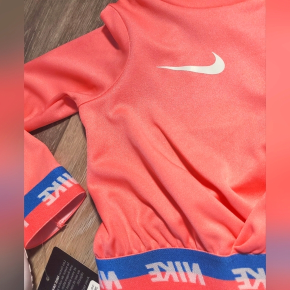 Nike DRI-FIT pullover, hooded, cropped long sleeve workout top. Sizes 2T, 4T - Picture 4 of 16